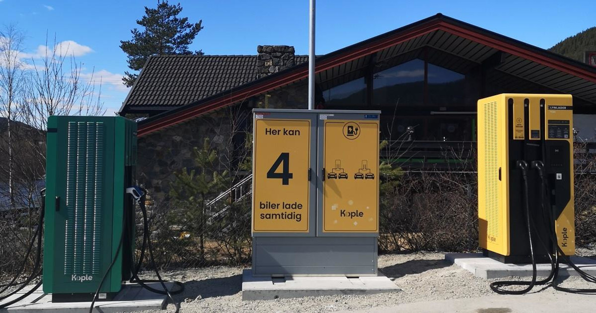 Lynlader og hurtiglader p&aring; parkeringsplass i Gol