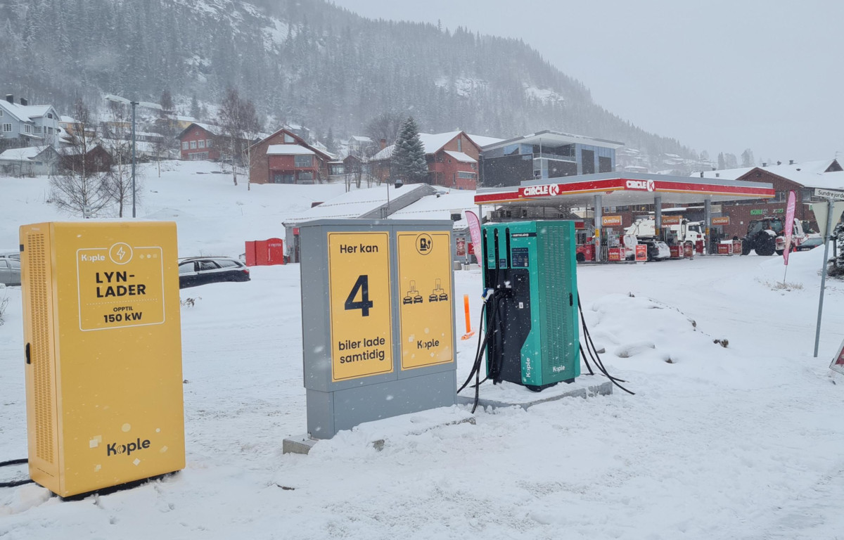 Lynlader og hurtiglader p&aring; parkeringsplass i &Aring;l.