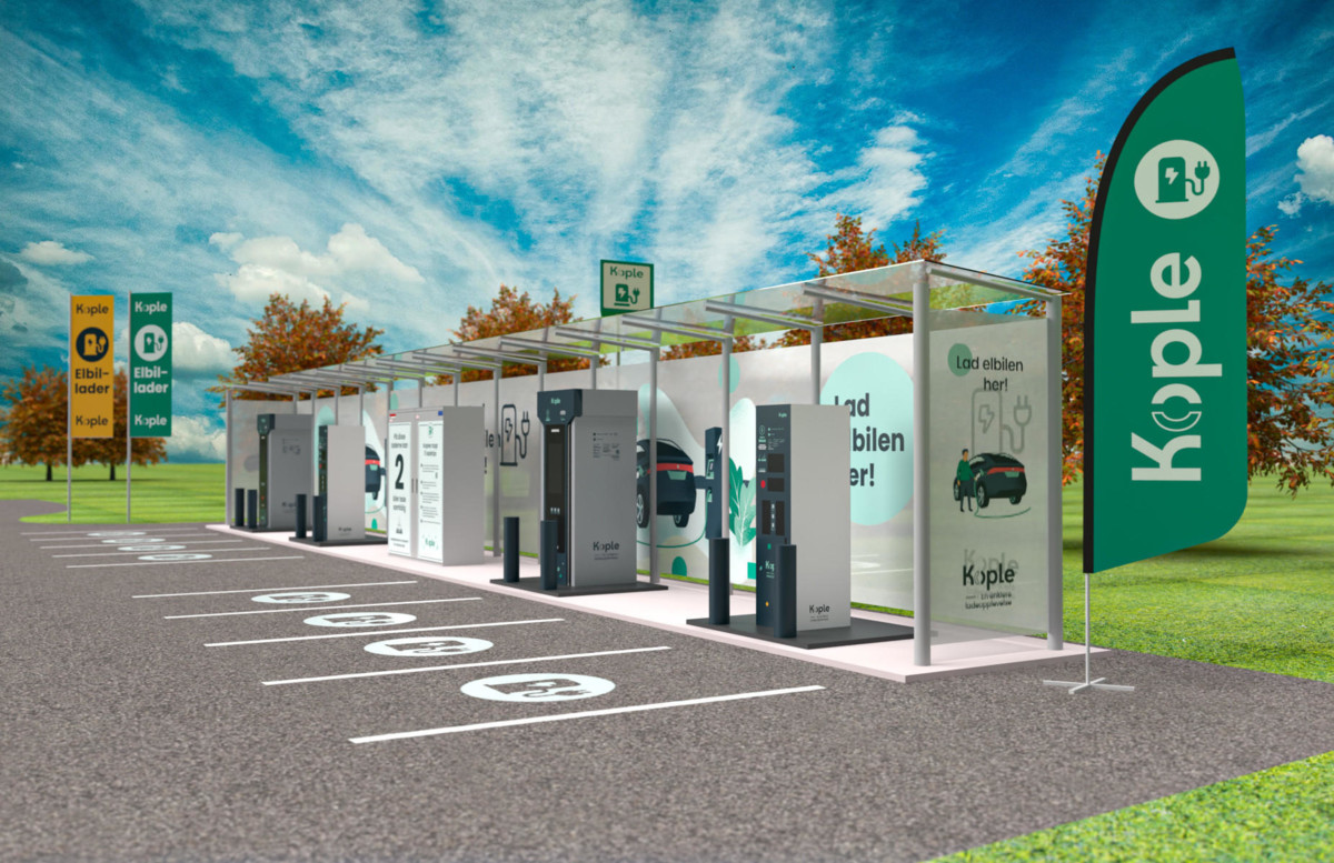 Bildet viser en illustrasjon av en elektrisk kj&oslash;ret&oslash;y lade-stasjon merket "Kople" med flere ladestasjoner under et tak. Det er reklameskilt som fremmer elbil-lading med slagordet "Lad elbilen her!"